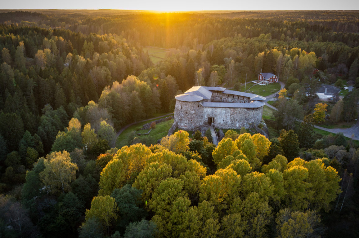 Raaseporin linnanrauniot ilta-auringossa. Kuvaaja: Johan Ljungqvist