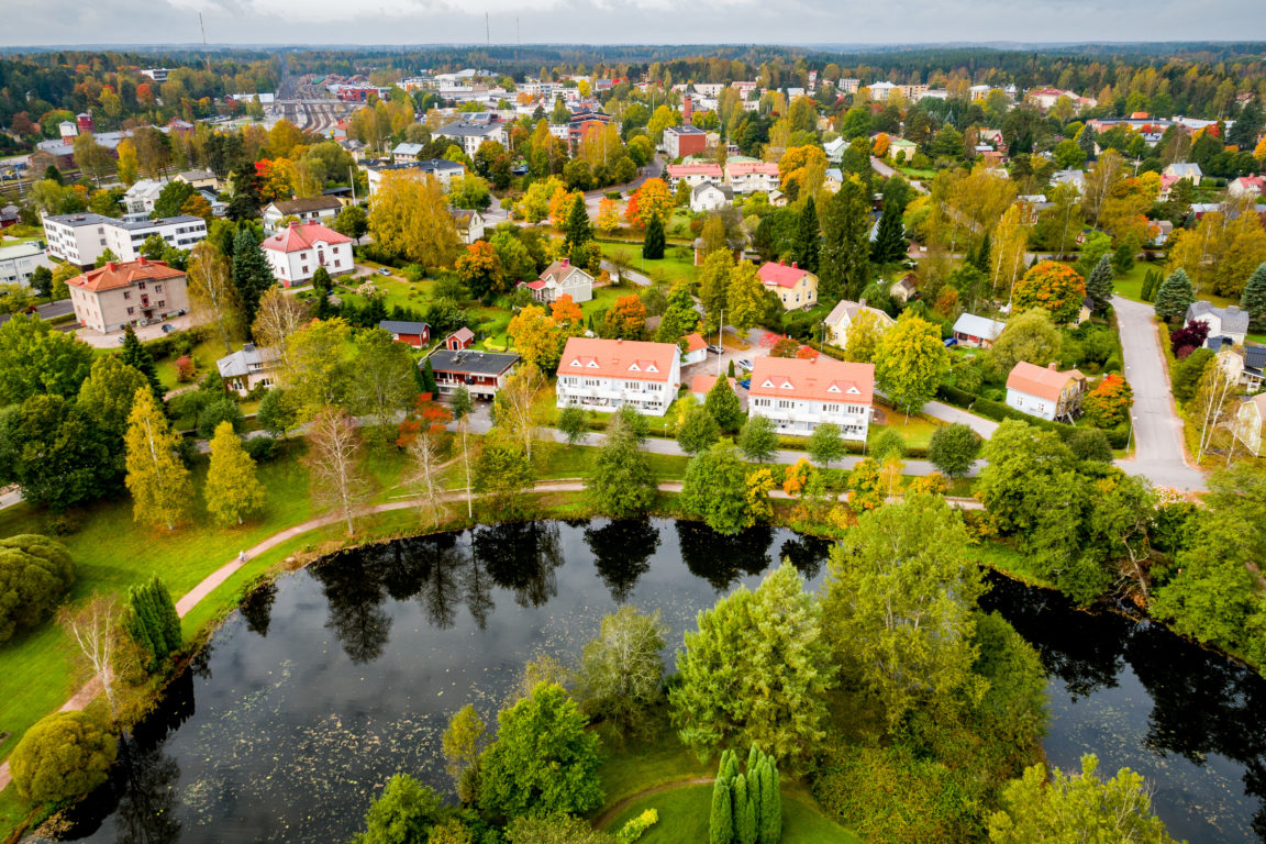 Syksyinen lentokuva Karjaan Pumpvikenistä. Kuvassa alareunassa näkyy joki, keskellä taloja ja yläreunassa Karjaan junaasema.
