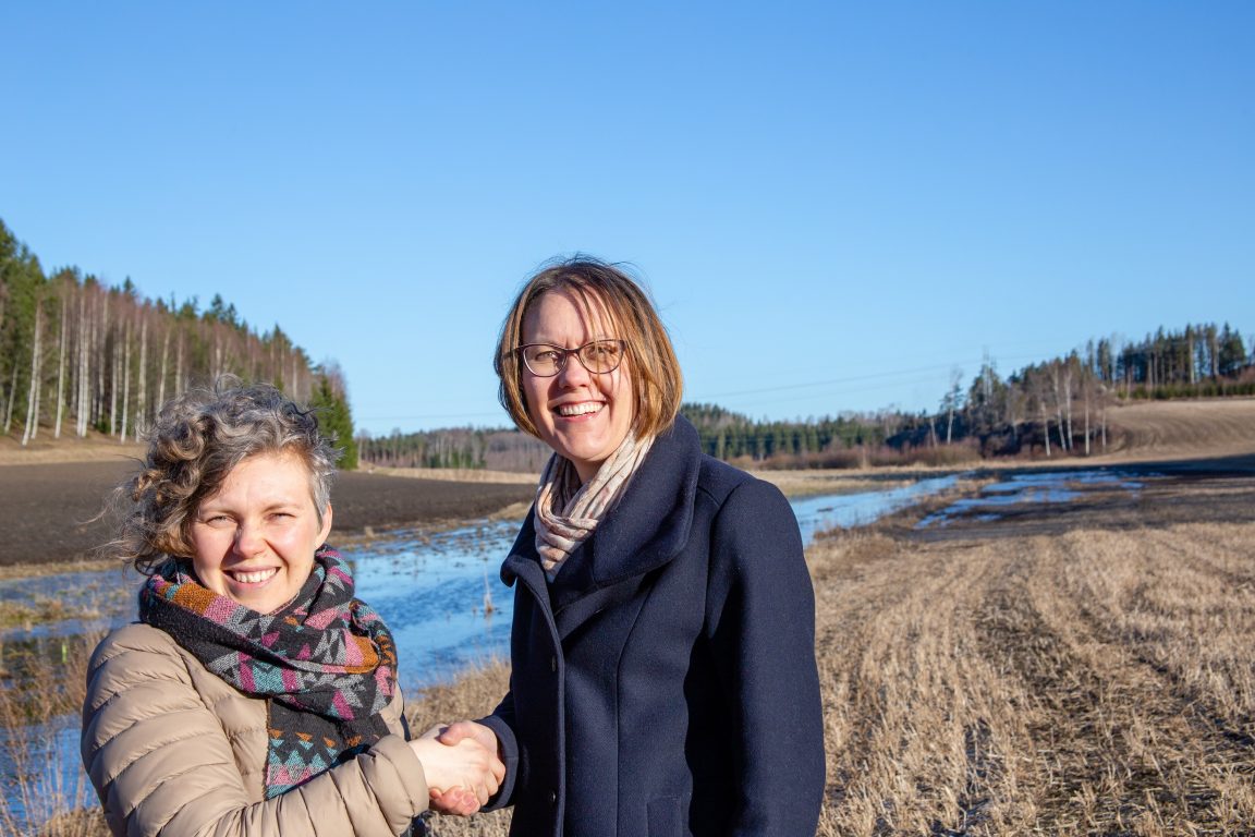 Projektipäällikkö ja pääasiamies iloitsevan yhteistyöstä