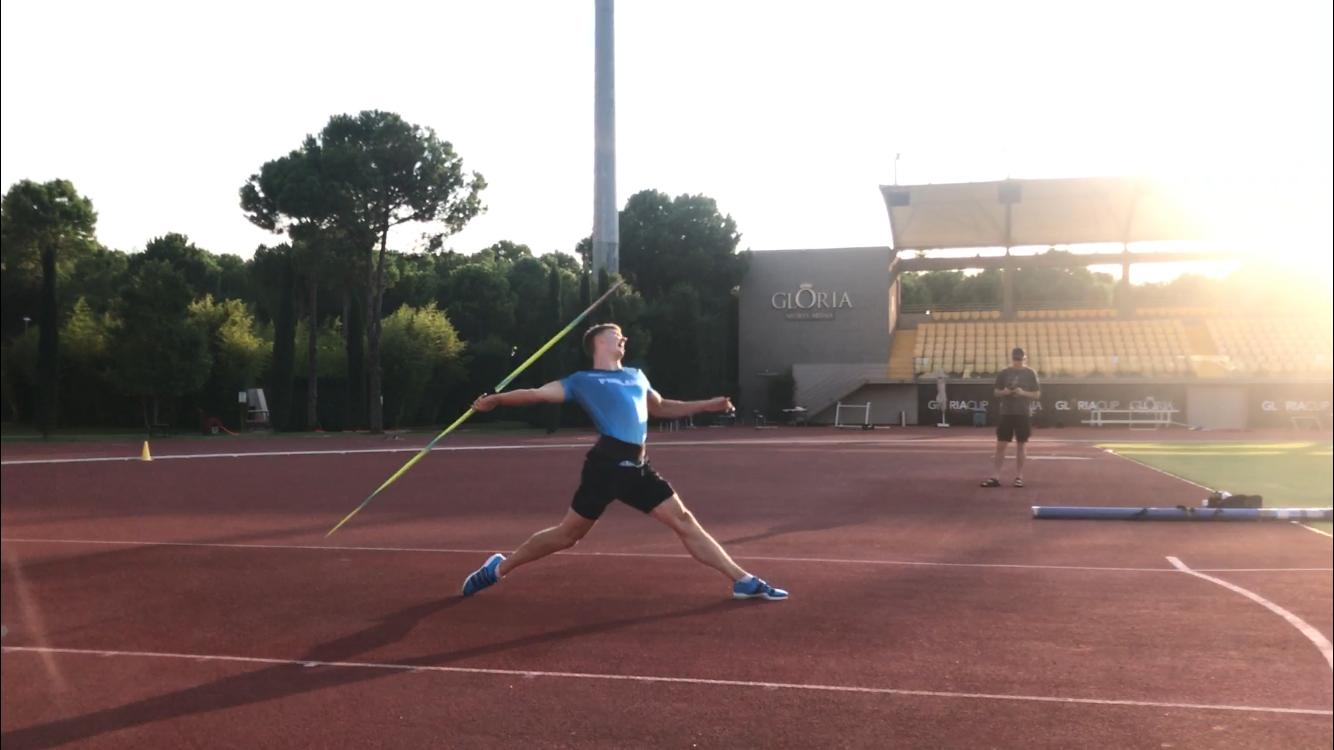 Oliver Helander på väg att kasta i väg sitt spjut på en idrottsplan i Turkiet