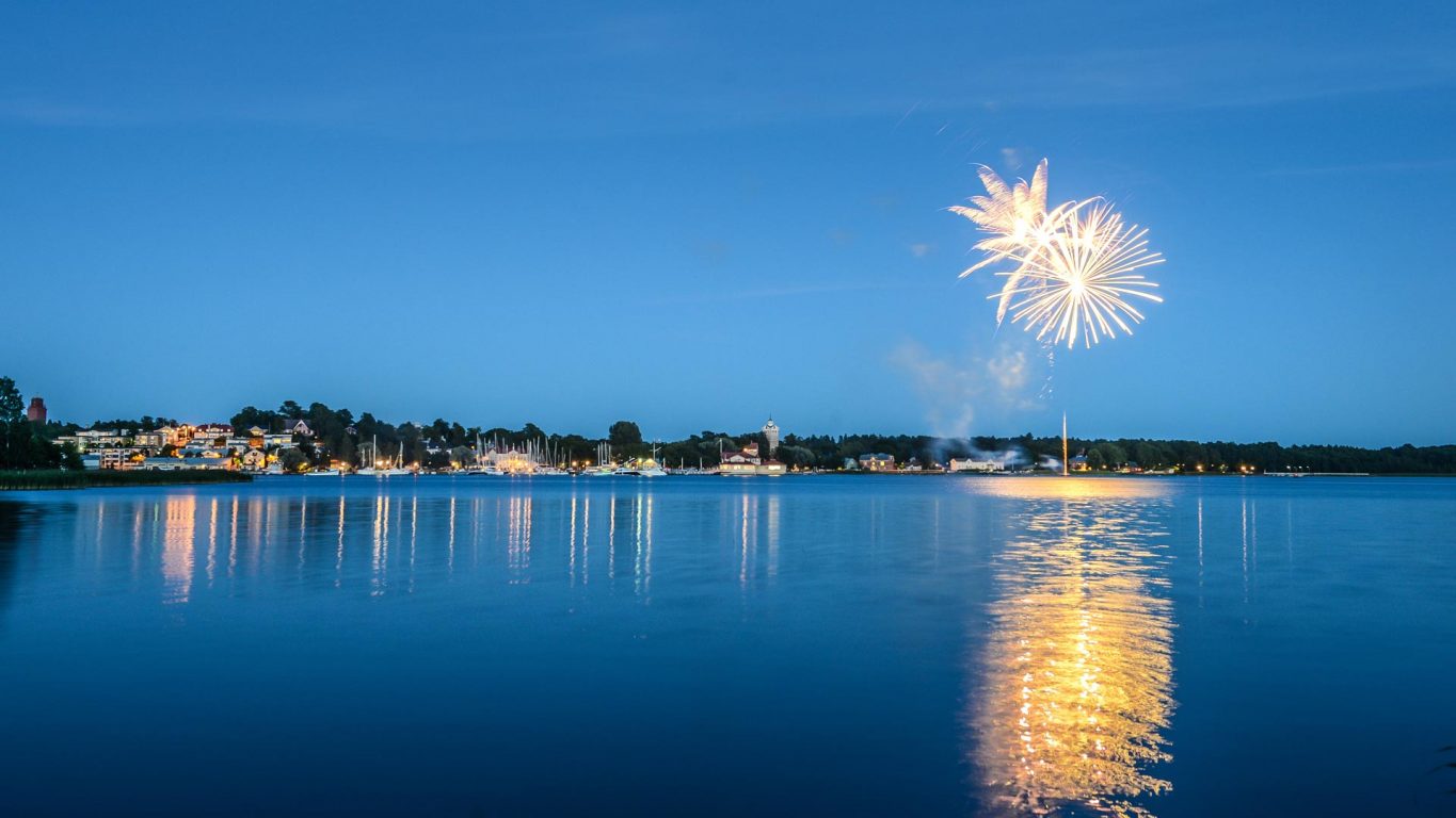 Fyrverkerier utanför Ekenäs. Blå bild med havet i förgrunden. 