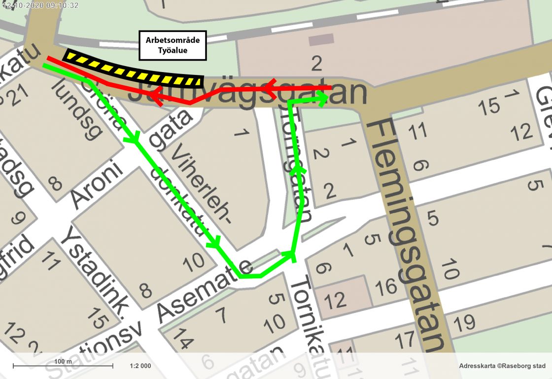 Arbetsområdet som är avstängt på järnvägsgatan i Ekenäs sträcker sig från grönalundsgatans korsning till Aronigatans korsning. Genomfarten från järnvägsbron går via grönalundsgatan, stationsvägen och torngatan tillbaka till järnvägsgatan. Trafiken från järnvägsstationen går som vanligt längs med järnvägsgatan.