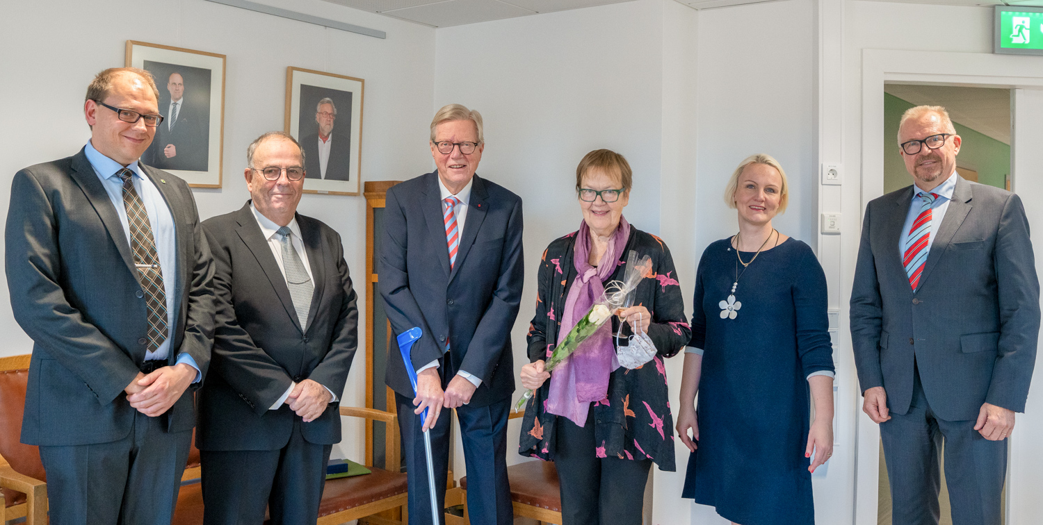 Medaljörerna och utdelarna står upp för en gruppbild