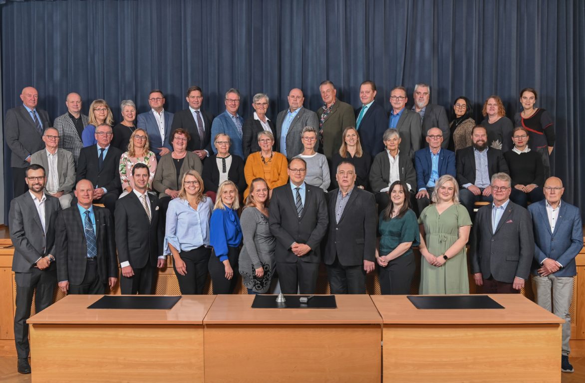 Raseborgs fullmäktige i fullmäktigesalen, gruppfoto.