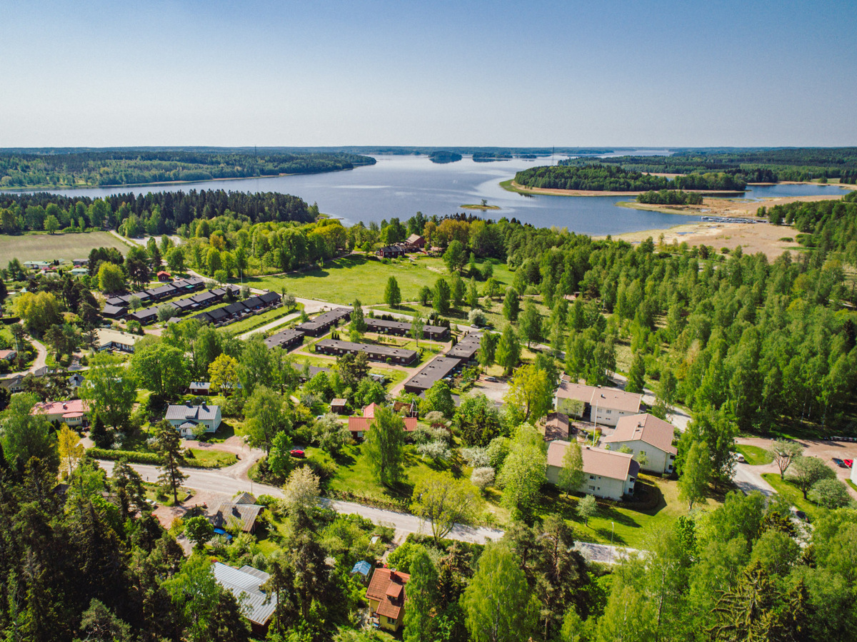 Flygbild över Pojo kyrkoby