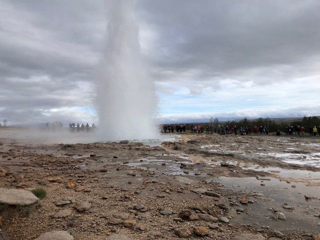 Geysir suihkuttaa vettä korkealle ilmaan.