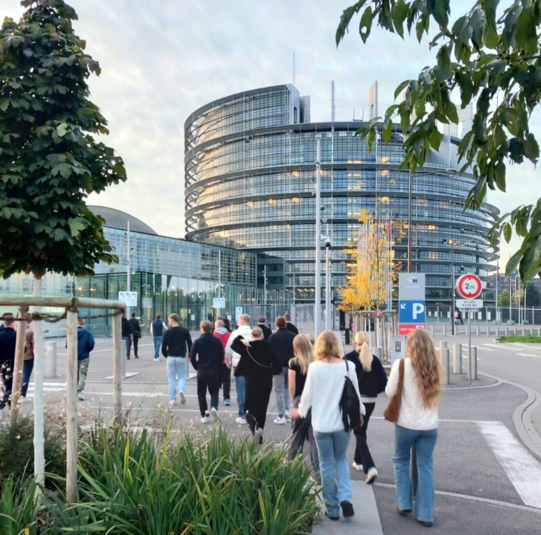 Opiskelijoita kävelemässä Europarlamenttiin.