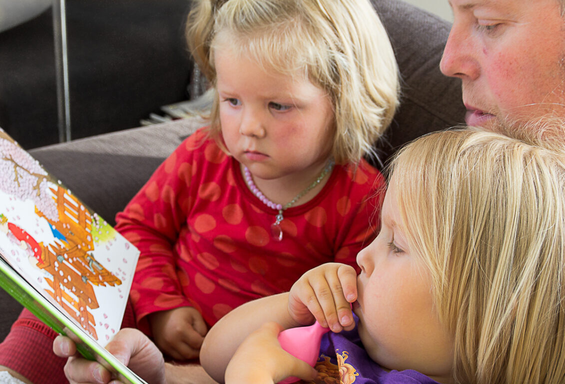 Två barn lyssnar på saga.