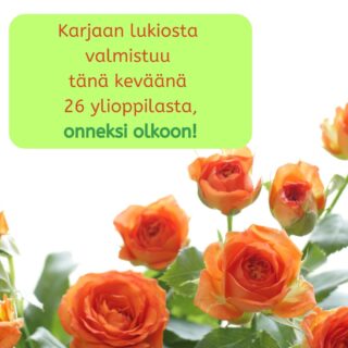 Ruusuja ja teksti: "Karjaan lukiosta valmistuu tänä keväänä 26 ylioppilasta, onneksi olkoon!"