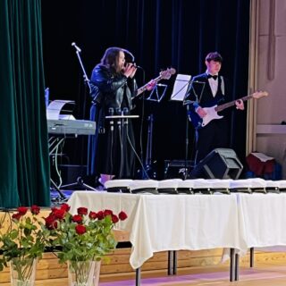 Ykkösten bändi esiintyy