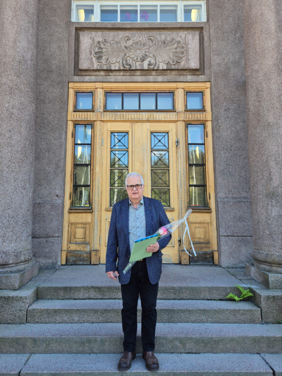 Helge Dahl fotograferad på stadshusets trappa