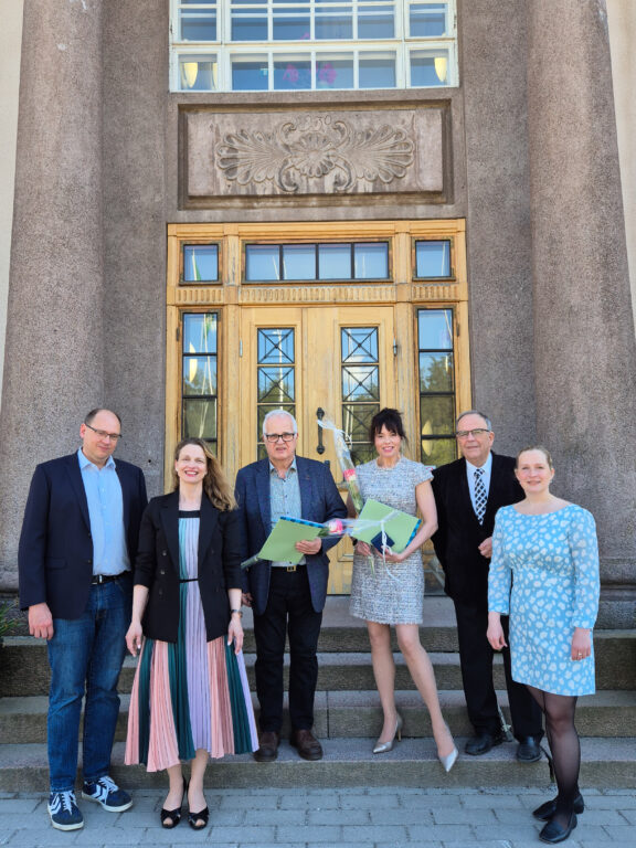 Pristagarna fotograferade på stadshusets trappa