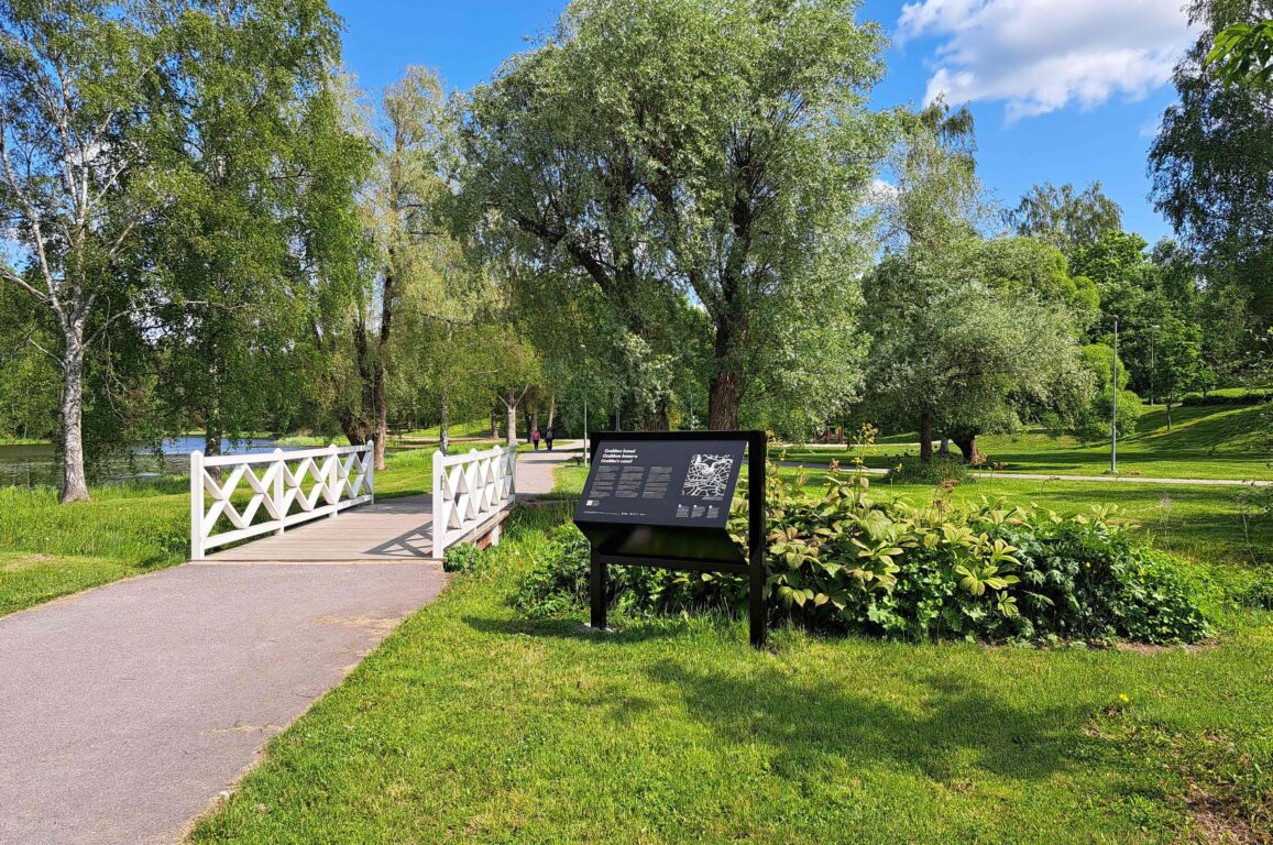 Vy över lilla bron i Pumpviken, med den nya informationsskylten.