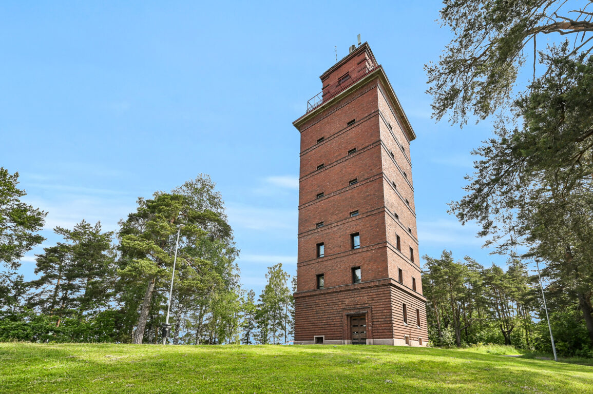Ekenäs gamla vattentorn fotograferat från marken