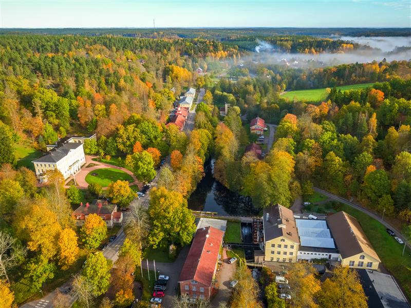 Flygbild av Fiskars i höstskrud.