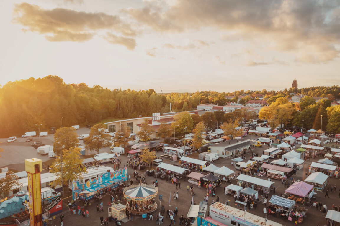 Flygbild av Ekenäs höstmarknad.