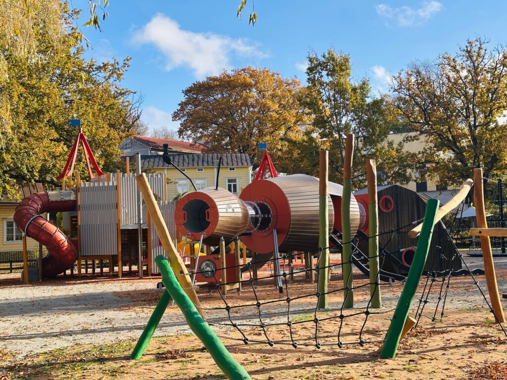 Lejonparken under hösten 2025, med den nya klätterställningen Myran i centrum