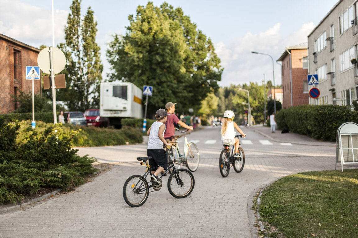 Barn som cyklar i Karis centrum. Pyöräilevia lapsia Karjaan keskustassa.