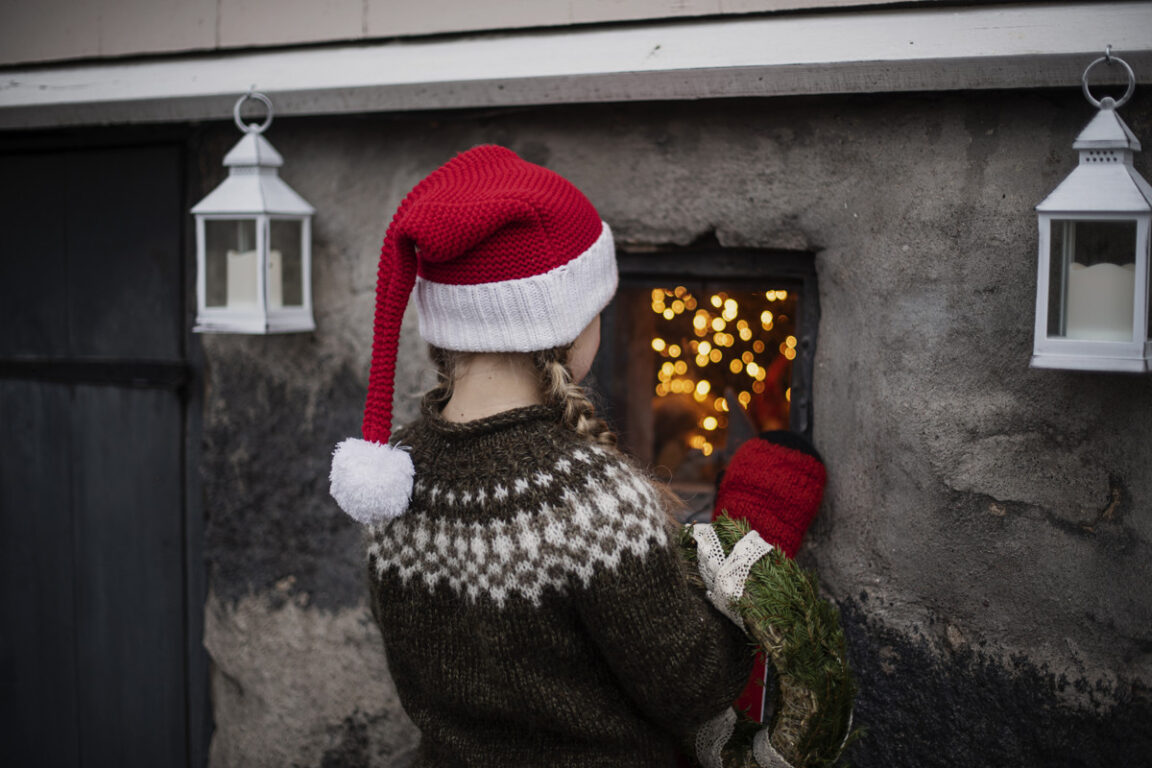 Jouluntonttu kurkistaa sisään pienestä ikkunasta
