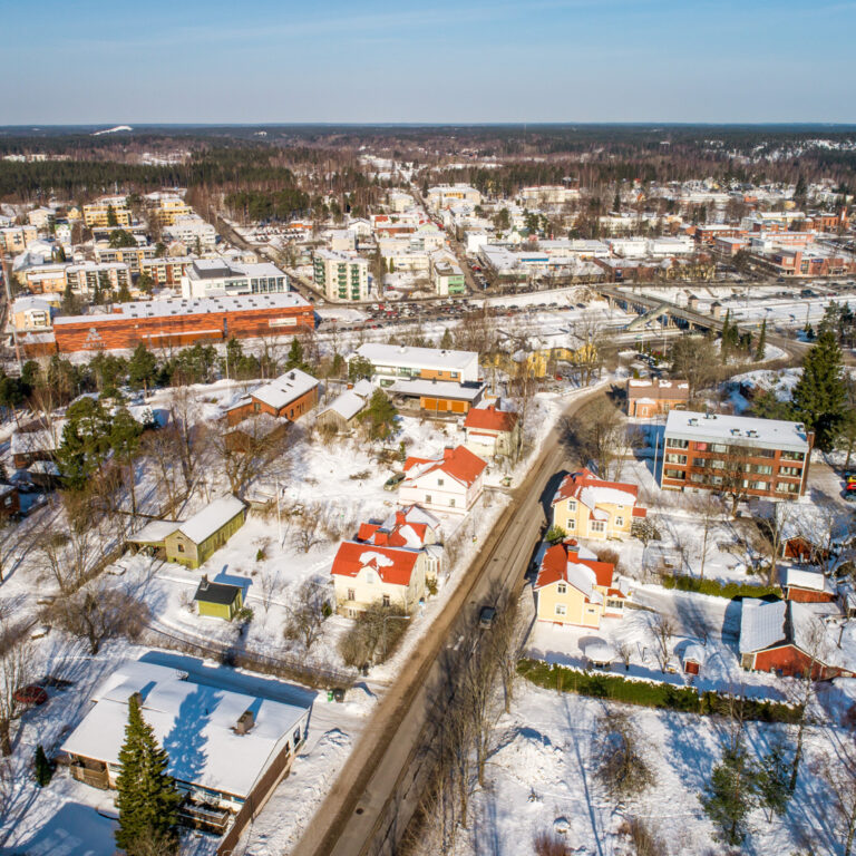 Dronebild över Karis centrum. Dronekuva Karjaan keskustasta.