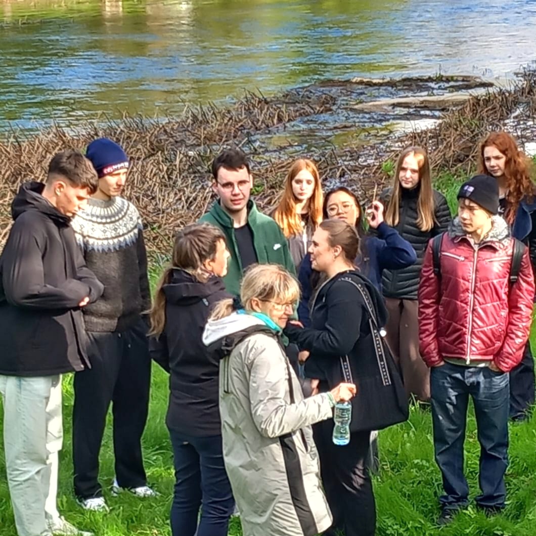 Opiskelijat tutkivat vesistöä.