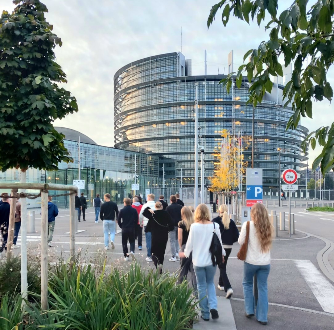 Karjaan lukion opiskelijoita kävelemässä Europarlamenttiin
