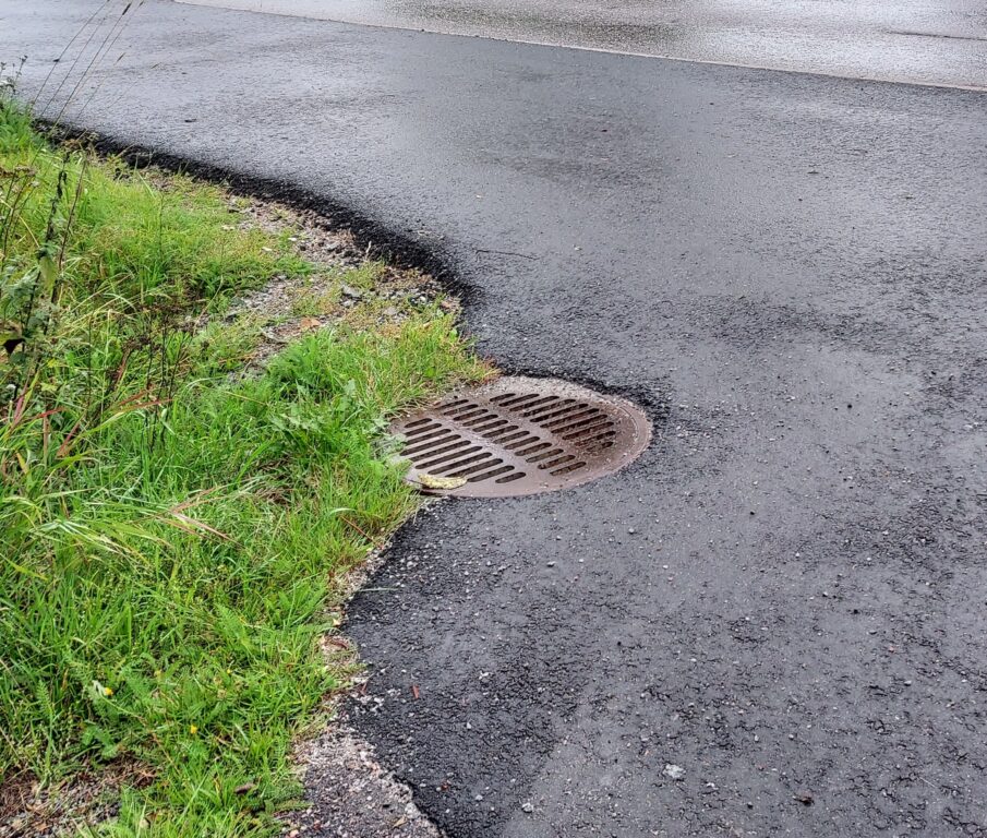 En gata med en avloppsbrunn för dagvatten.