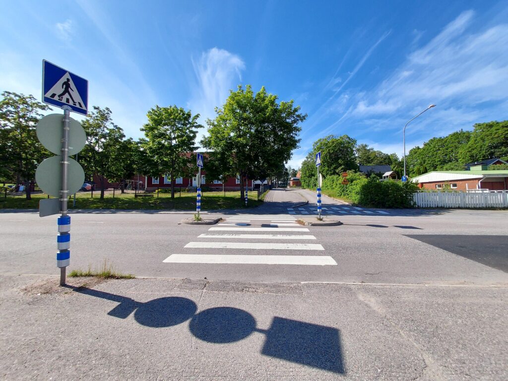 Skyddsväg i en korsning. Suojatie risteyksessä.