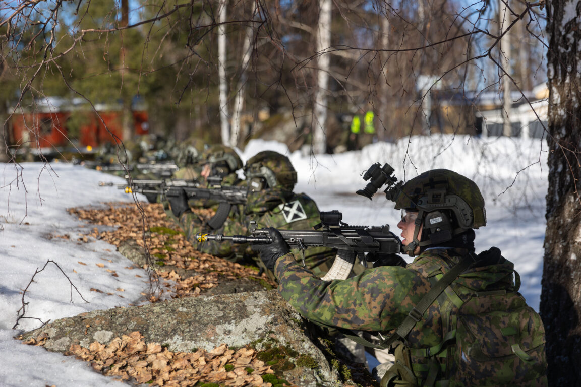 Militärövning med skjutvapen.