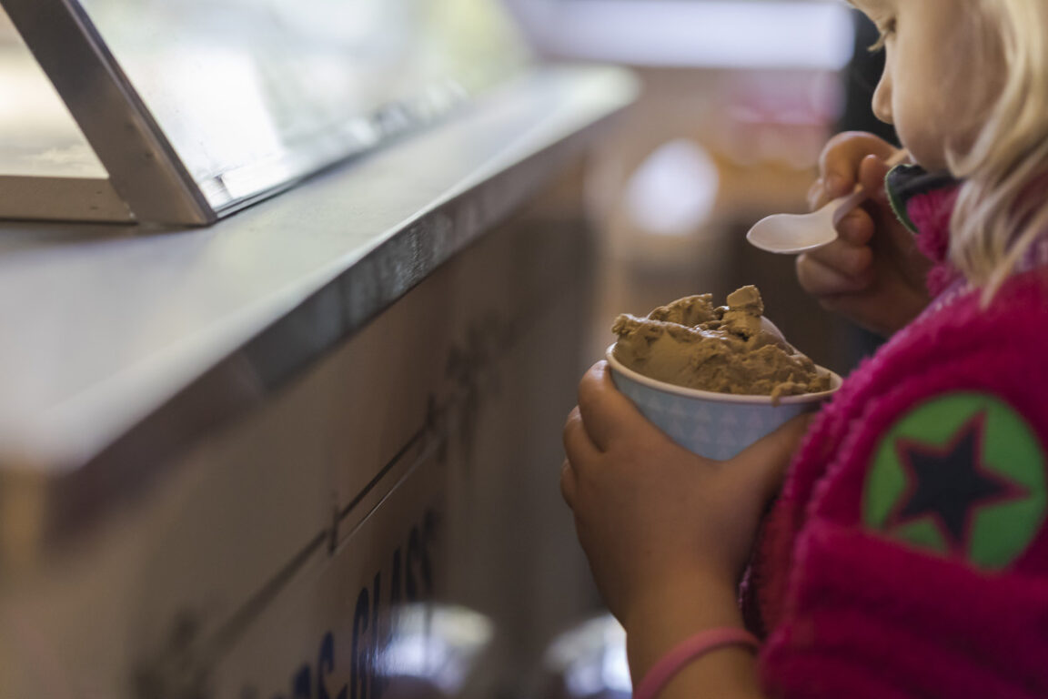 Flicka med en glassburk i handen