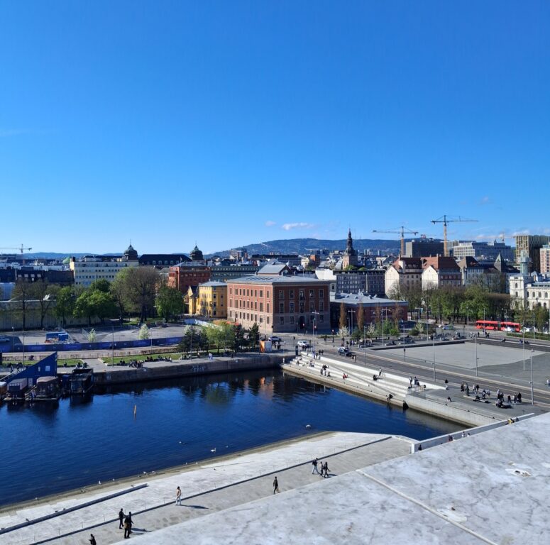 Maisemaa Oslon oopperatalon katolta