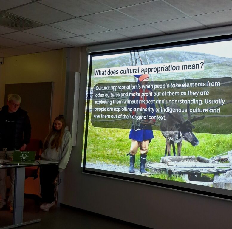 Esitelmän pitoa Mysen Videregående Skolessa
