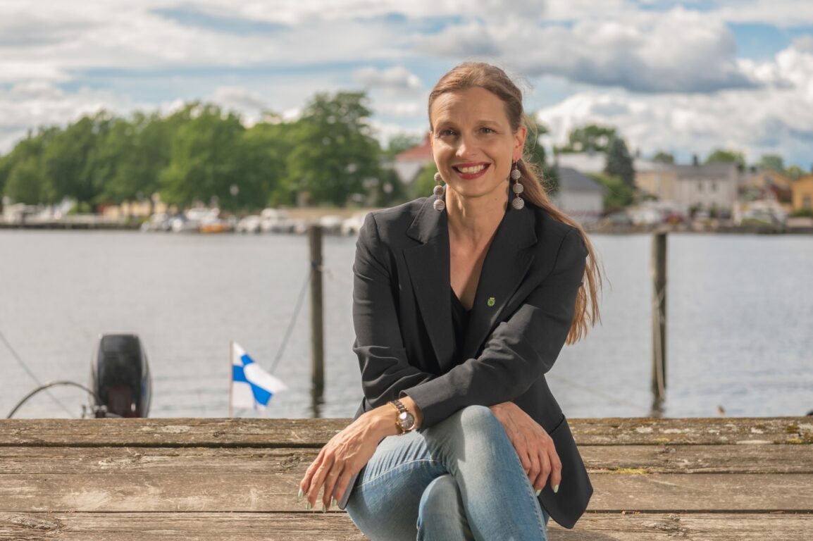 En kvinna ler mot kameran.