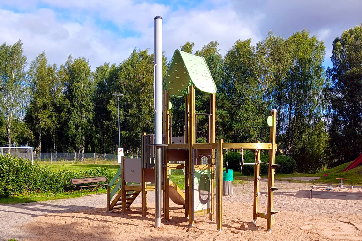 Klätterställning i lekpark. Kiipeilyteline Karjaalla.