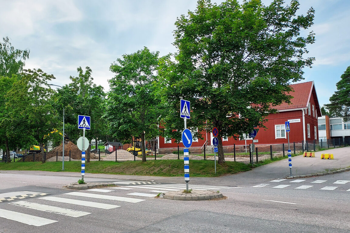 Övergångsställe i en korsning. Suojatie risteyksessä.