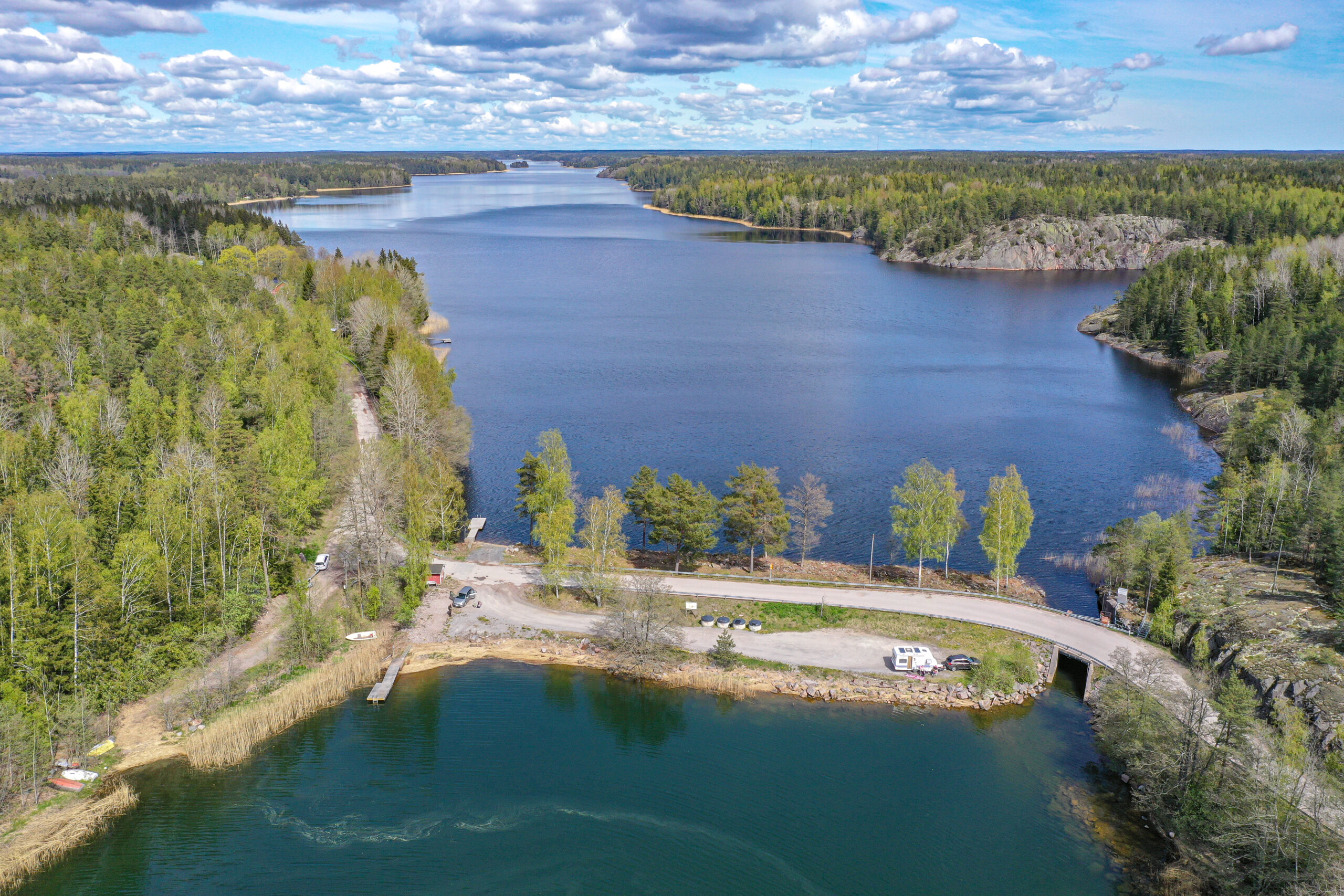 Stagsundsdammen och Gennarbyviken. Stagsundin pato ja pohjoiseen avautuva Gennarbyviken.